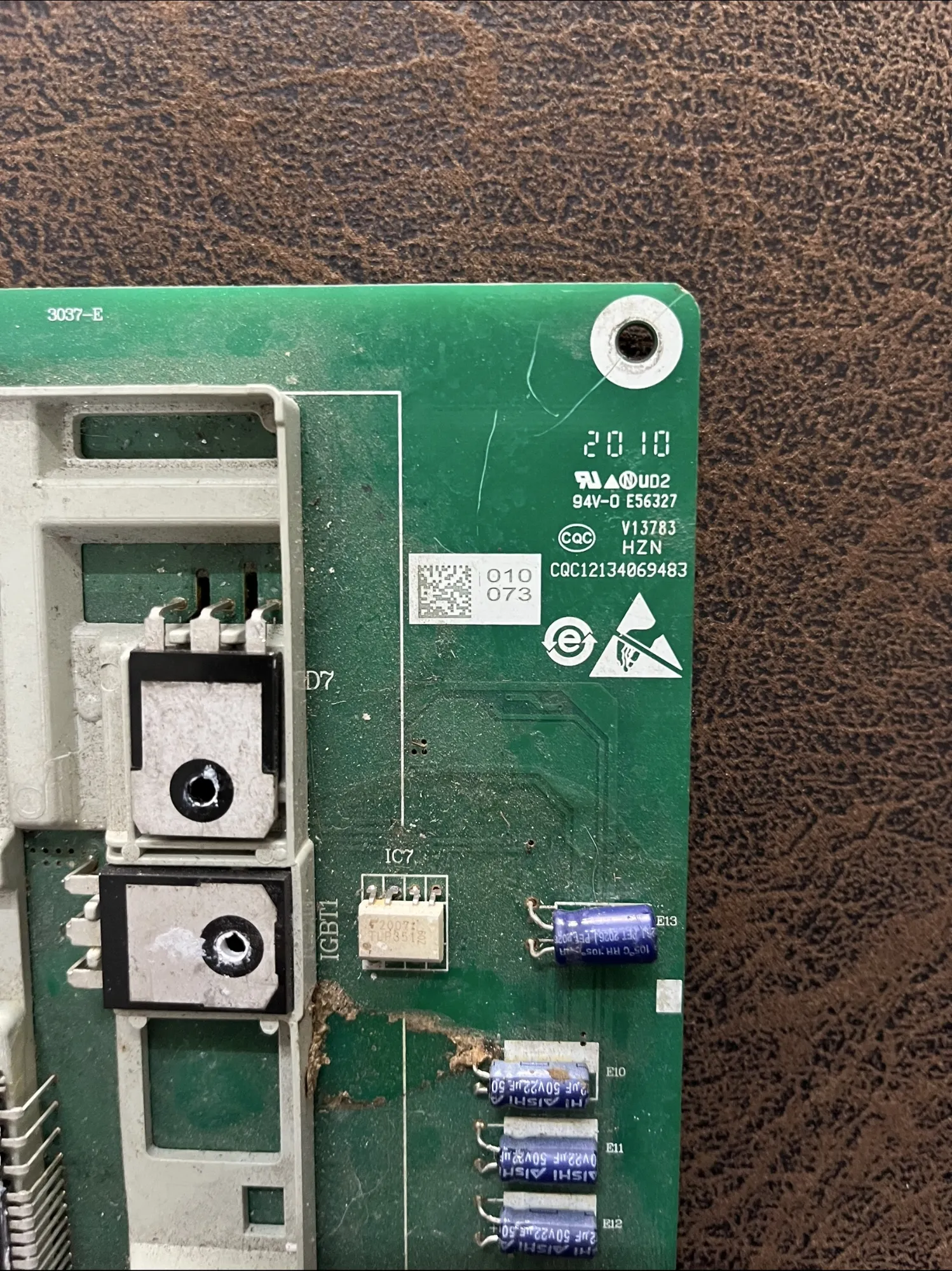 คราบบนแผงใกล้ IGBT1 และ IC7 TLP351